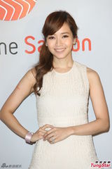 组图：侯佩岑白色长裙亮相 笑容优雅气质甜美