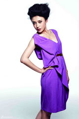 组图：秦岚登时尚杂志封面 性感优雅展迷人魅力