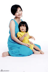 组图：张庭柔美风韵登封面 一家三口幸福满溢