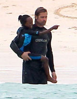 组图：茱莉沙滩黑长裙笑看小女熟睡 皮特陪养女浮潜