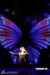 组图：蔡琴百万精华上海演唱会 回忆往事泪盈眼眶