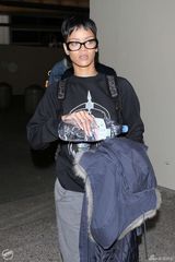 组图：蕾哈娜英气街拍 戴黑框似学生表情严肃