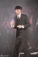 幻灯图：张敬轩红馆开唱 方大同现身担任嘉宾