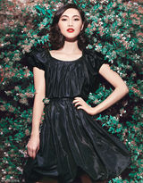 组图：女星陈燃红唇魅惑演绎巴黎迷情