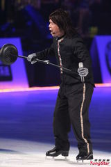 组图：伍佰领军冰上大跳花朵舞 曲婉婷冰上献唱