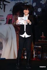 组图：张芸京新书创佳绩 穿燕尾服奏交响乐