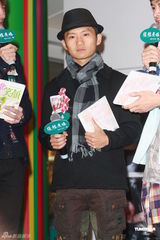 组图：欧阳妙芝携子出席活动呼吁支援日本灾区