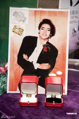 组图：梅艳芳10日冥寿 百余歌迷举行派对纪念