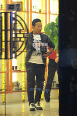 独家：宋小宝抵京会友吃饭 与服务员热情合影