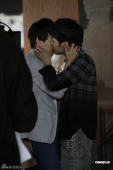 组图：范植伟跨刀助阵胡灵新歌MV 上演男男恋