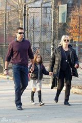 组图：休-杰克曼与妻接女儿放学其乐融融