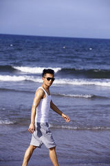 组图：欢子越南拍摄写真 湿身大秀完美身材