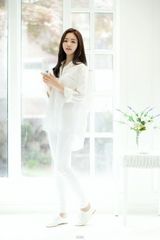 组图：小全智贤林美香拍广告纯白装灵动