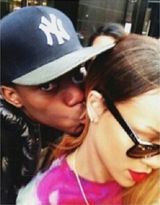 组图：蕾哈娜金发红唇野性 吊带装俯身泄春光