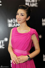 组图：黄奕“女神装”亮相揭幕典礼 高贵大气