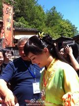 粉丝探班拍郑爽近照 神似唐嫣加金莎(图)