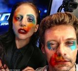 组图：LadyGaga中空秀八字奶 脸上涂鸦鬼魅十足