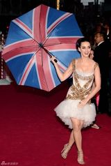 组图：凯蒂-佩里红蓝白假睫毛闪耀英国首映