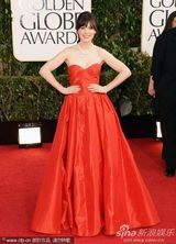 组图：《杰茜驾到》佐伊-丹斯切尔红色蓬裙露背