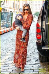 组图：米兰达深V长裙美艳 小宝贝幸福躺妈肩头