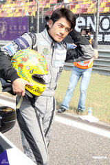 高清图：壹基金杯慈善赛车将开战 众星高温苦练