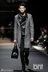 组图：韩星金宇彬郑京浩等献华丽T台秀