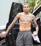 组图：克里斯竖中指挑衅 脱衣秀纹身自摸下体