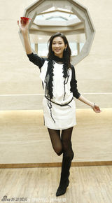 组图：林志玲裙装搭配雪地靴亮相 台上俏皮可爱