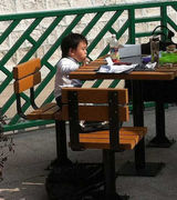 组图：张柏芝携子街拍照曝光 Lucas紧搂妈妈