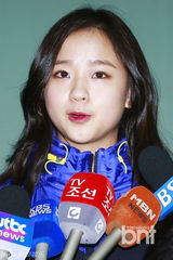 组图：艺体妖精孙妍在赴俄训练露甜美笑容