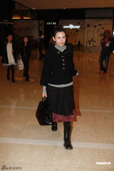 组图：邱淑贞携三女儿过圣诞 皮肤白皙靓丽依旧