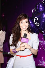 组图：侯佩岑与老公代言吸金 华丽复古尽显风情