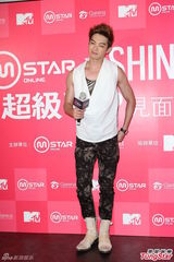 组图：SHINee自曝爱玩网游 成员模仿女生跳舞