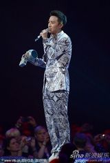 组图：韩庚摘EMA全球艺人奖 花纹西装帅气