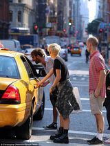 组图：短发麦莉帅气亮相 街边打车着急抓头发