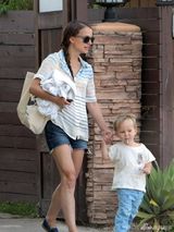 组图：波特曼携爱子出街 小米派德舔棒糖抢镜