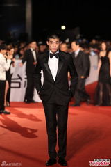 组图：王柏杰酷帅黑衣走红毯调皮咬下唇