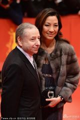 组图：杨紫琼携富豪男友性感亮相电影首映