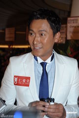 组图：马德钟白西装亮相 春风满面助阵慈善