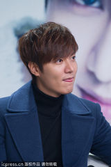 策划：卖萌耍宝手册揭秘 嘟嘴吐舌扮萝莉