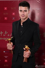 组图：奖项得主后台亮相 张家辉亲吻奖杯