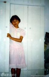 组图：周笔畅穿裙子童年萌照 小丸子头大眼精灵