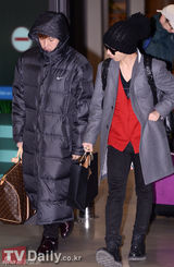 组图：众星结束金唱片返韩 具荷拉素颜SJ裹冬衣