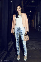 组图：熊乃瑾私服街拍 高街混搭娇俏简约秀美腿