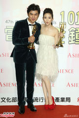 组图：金钟新科视帝后陈柏霖林依晨后台拥抱庆祝