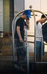 组图：韩庚黑超遮面低调回京 一路电话接不停