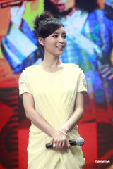 高清图：唐伯虎2京城首映 黄晓明红衣现身喜气洋洋