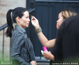 组图：刘玉玲《基本演绎法》片场 干练演绎女版华生