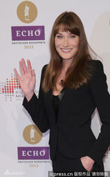 组图：前法第一夫人捧场回声奖 抱吉他自弹自唱