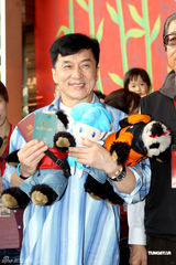 组图：成龙逛台北花博心情大好 向阮经天建言